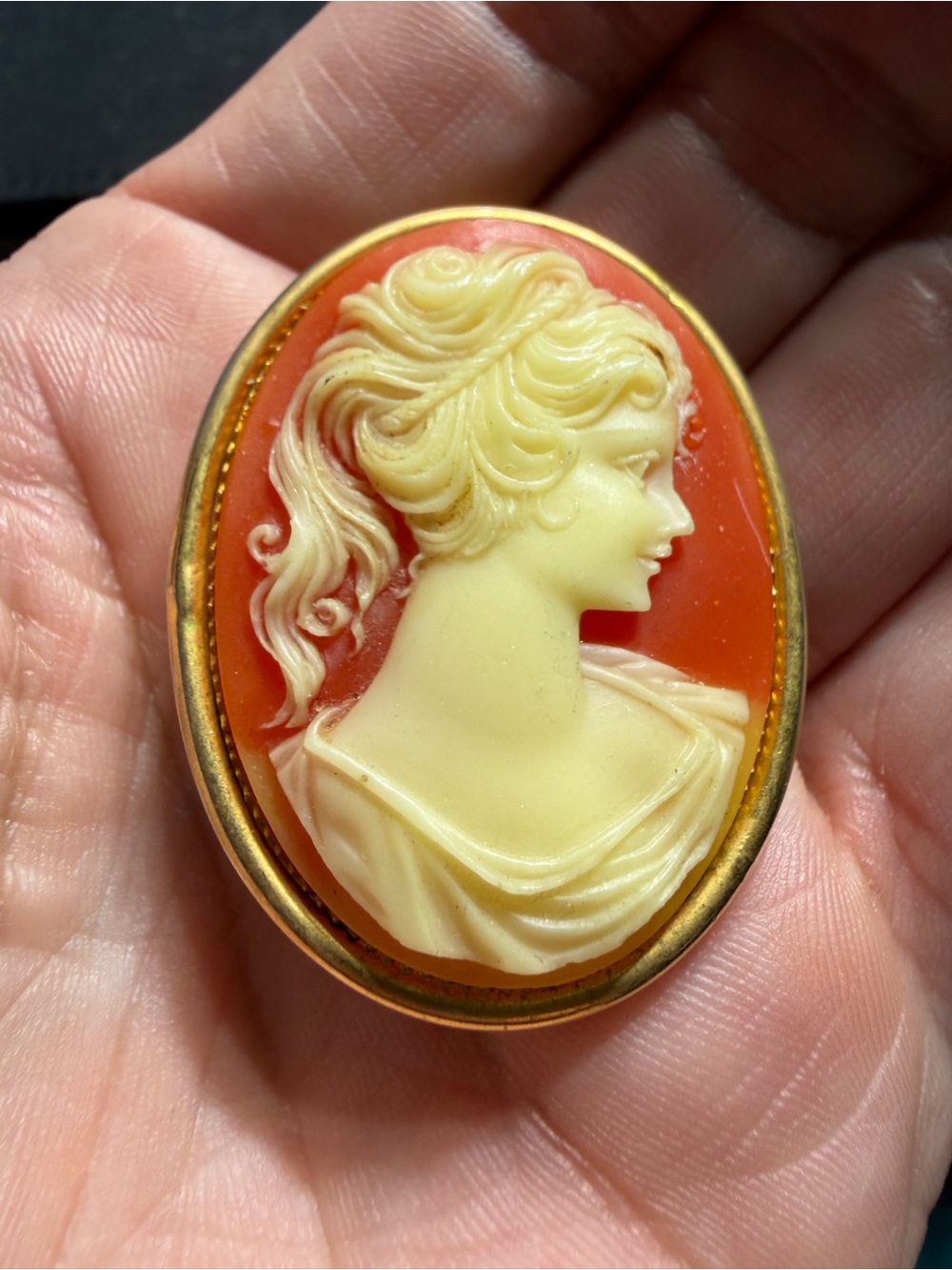 VINTAGE CAMEO GOLD TONE LOCKET PENDANT PIN BROOCH